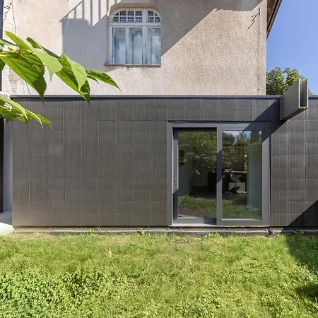 Family Next To Tivoli Park ليوبليانا