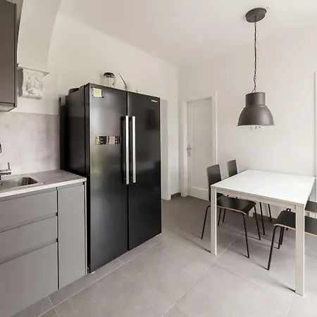 Family Next To Tivoli Park 류블랴나